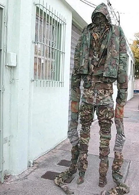 Человек в слишком большом камуфляже