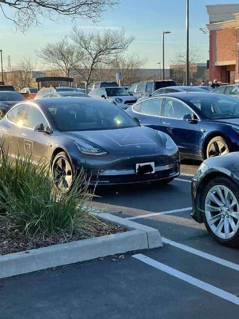 Парковка из одних Tesla