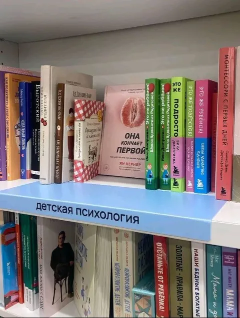 Она кончает первой на полке