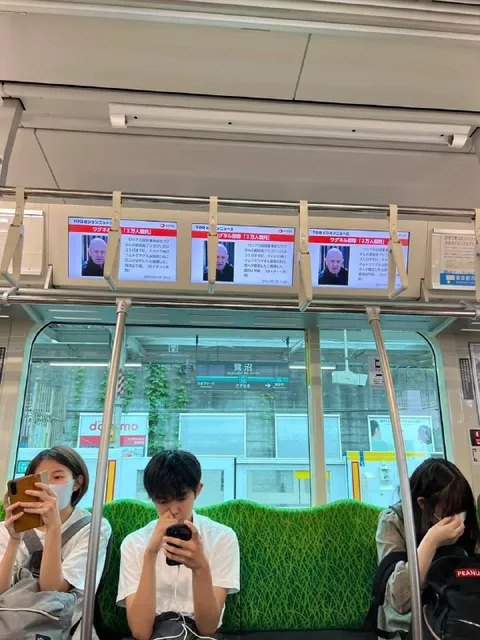 電車内で全員スマホを見る