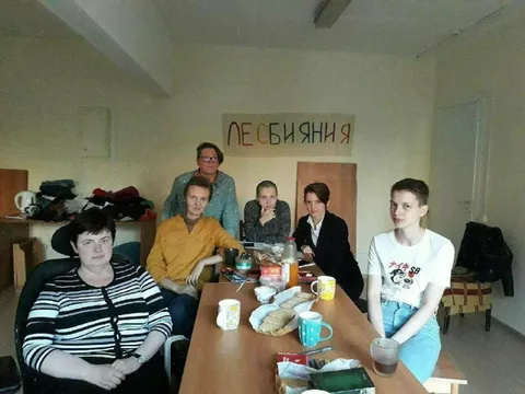 Лесбиянки за общим столом