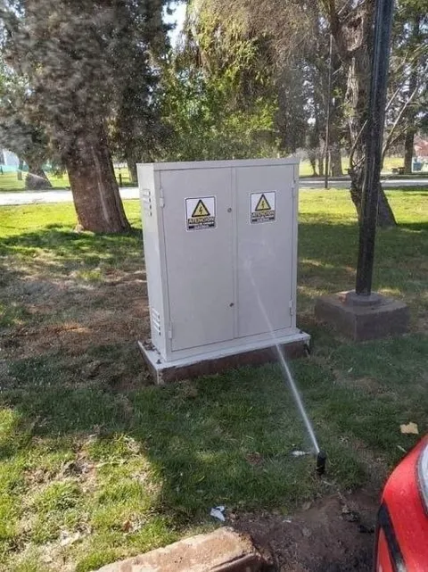 Gabinete de alta tensión en el parque
