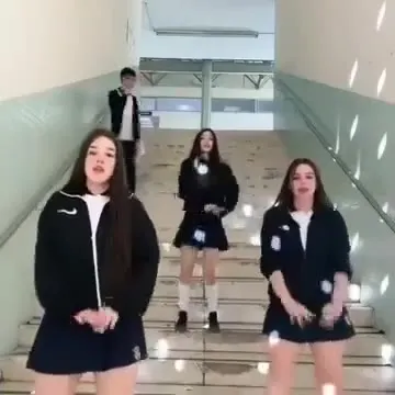 Девушки танцуют, а он — буквально я