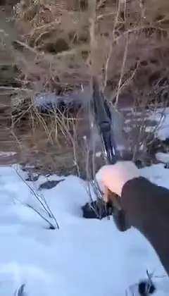 Перезарядка ружья на снегу