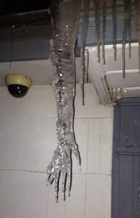 Ледяная рука из потолка
