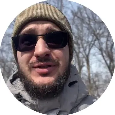 Мужчина показывает автосходку