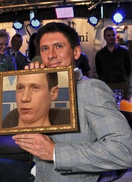 Мужчина с портретом