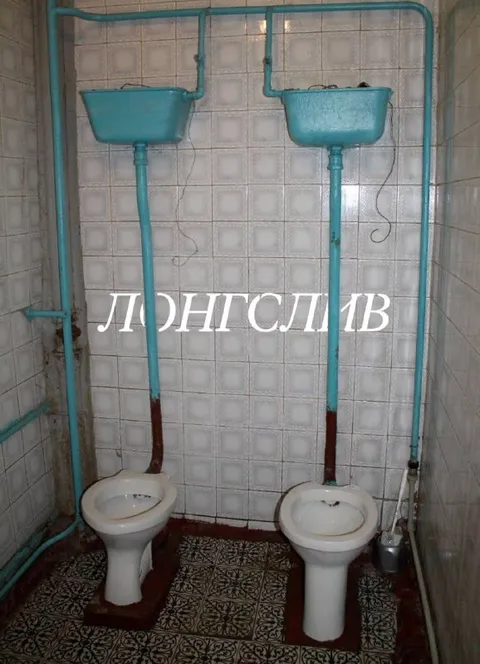 Парные туалеты с надписью