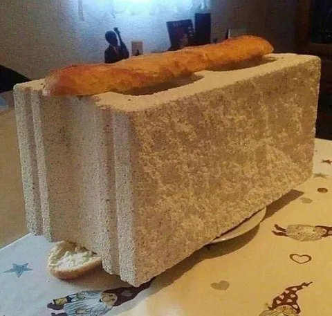 Буханка между бетонными блоками