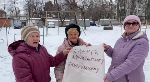 Бабушки запускают белые шары
