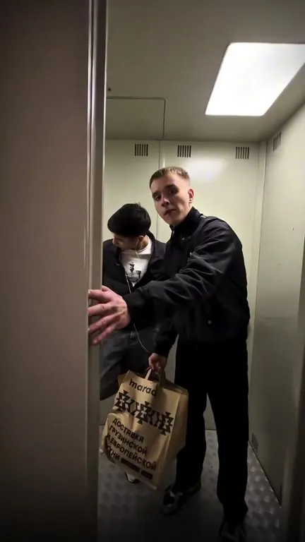 Лифт резко дёрнулся