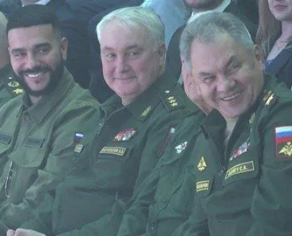 Трое довольных военных