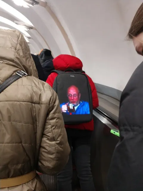 Неожиданный экран на рюкзаке