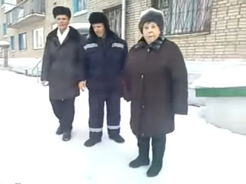 Трое у входа зимой