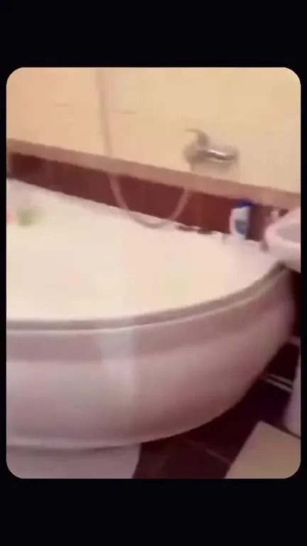 Самоуверенное селфи в ванной
