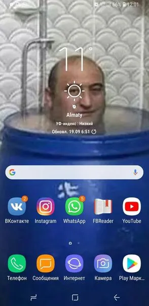 Мужчина принимает ванну на экране