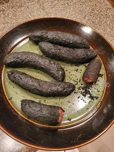 Сгоревшие сосиски готовы