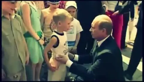 Путин щекочет мальчика