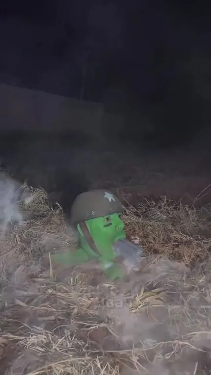 Зелёный солдат в окопе