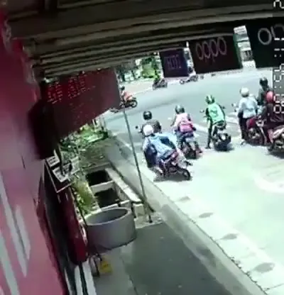 バイクの渋滞が宇宙戦闘機に変わる