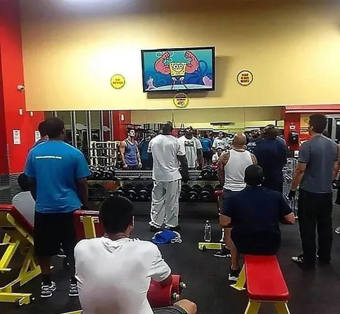 Все смотрят на телевизор в спортзале