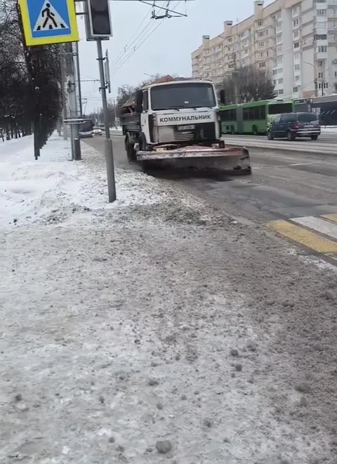 Коммунальник устроил снежную атаку