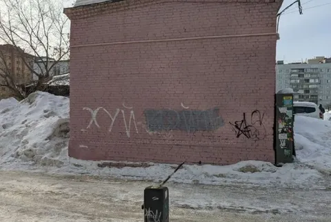 Хуй на кирпичной стене