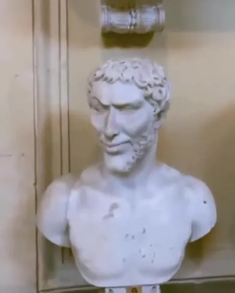 Римские бюсты под Satisfaction