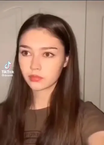Подозрительная улыбка под музыку