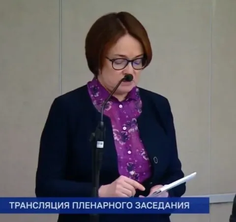Женщина с усами на заседании
