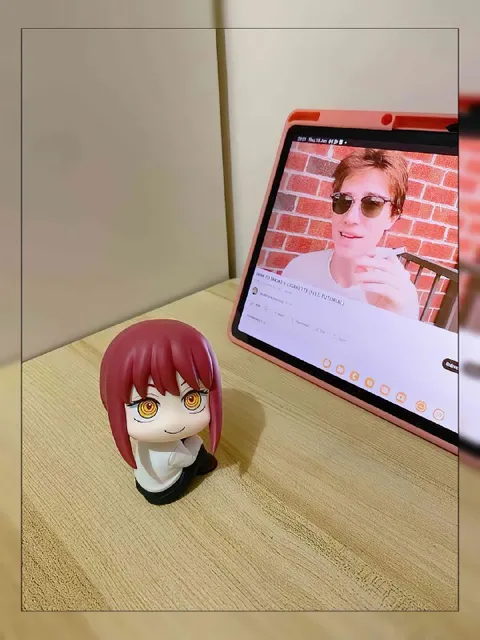 Makima Watches a Tutorial