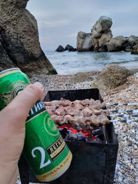 Шашлык у моря с пивом