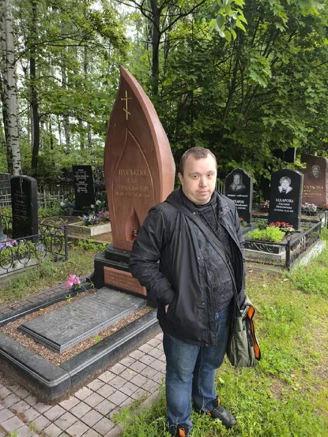 Мужчина среди могил