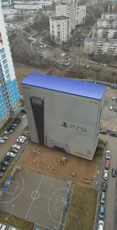 Гигантская коробка PS5 во дворе