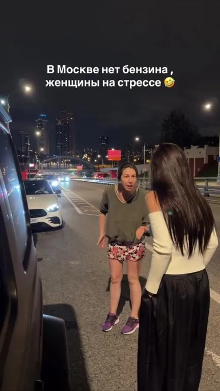 Женщина на стрессе из-за бензина