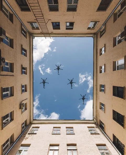 Вертолёты во дворе