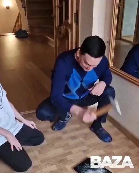 Папа чинит планшет молотком