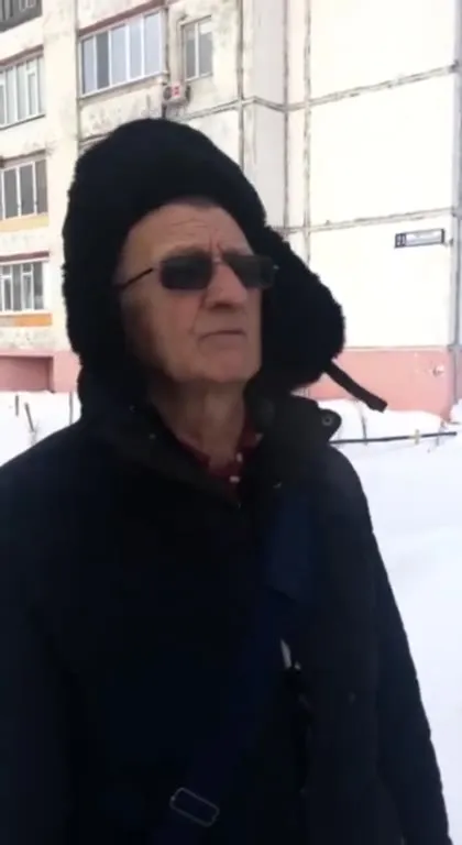 Бабушка эмоционально объясняет