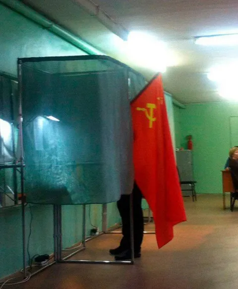 Голосование под флагом СССР