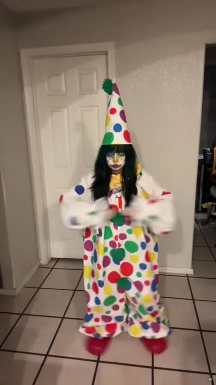 Клоун танцует под Björk