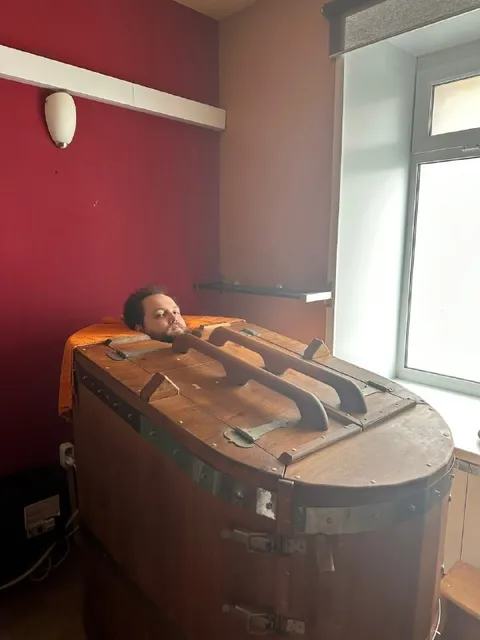 Мужчина застрял в сундуке