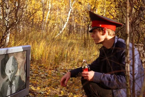 Пионер смотрит телевизор в лесу