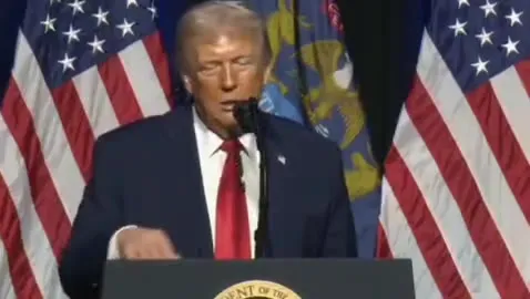 Трамп странно стонет у трибуны
