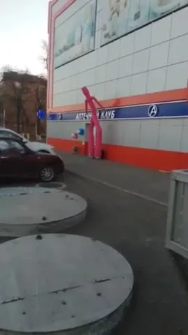 Розовый человек бьётся о стену