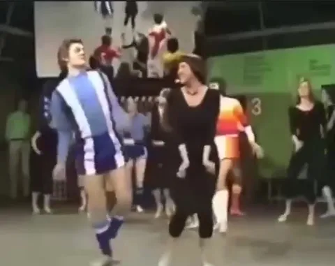Танец в радужном костюме