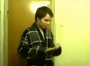 Мастер чинит звук и показывает результат