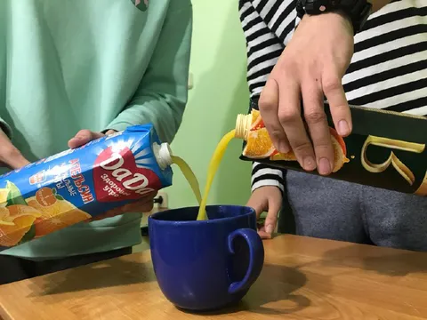 Сок и шоколад в кружку
