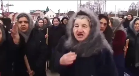 Женщины идут на снос