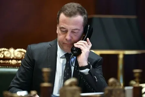 Медведев разговаривает по телефону
