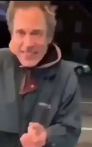 Мужчина рад найденным деньгам